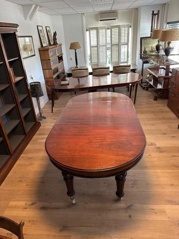 Antieke mahonie eetkamertafel beschikbaar voor biedingen