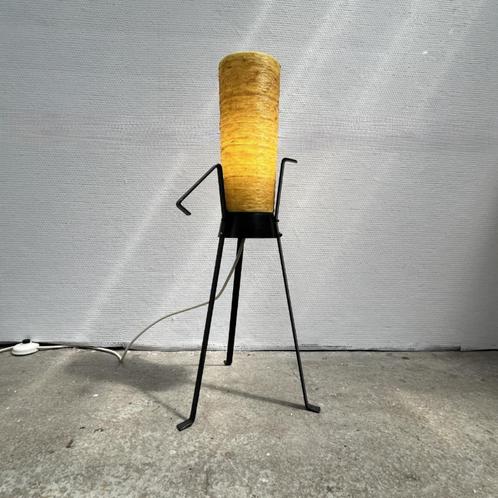 Kleine vintage vloerlamp driepoot, gietijzer, fiberglas, Huis en Inrichting, Lampen | Vloerlampen, Gebruikt, Minder dan 100 cm