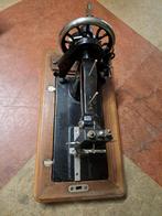 Oude naaimachine in houten koffer met sleutel, Antiek en Kunst, Antiek | Naaimachines, Ophalen