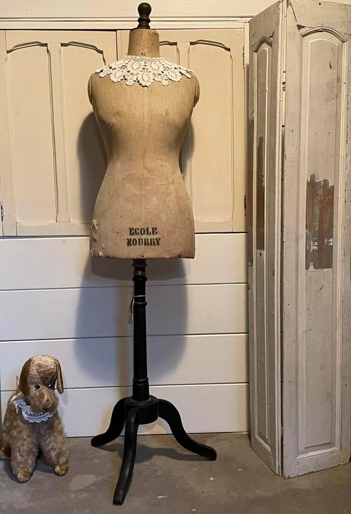 Brocante oude Franse paspop ECOLE NOURRY, Antiek en Kunst, Curiosa en Brocante, Ophalen of Verzenden