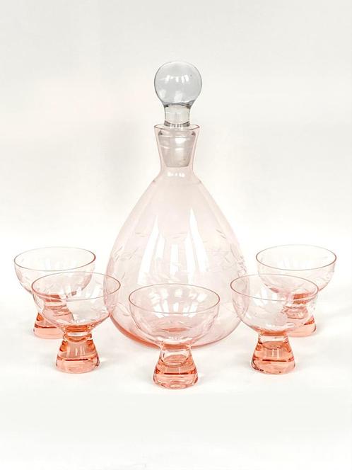 Midcentury roze kristallen karaf met vijf glazen, gegraveerd, Antiek en Kunst, Antiek | Glas en Kristal, Ophalen