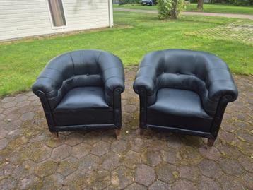 Twee antieke fauteuils beschikbaar voor biedingen