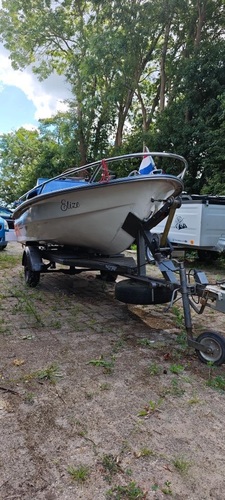 Polyester boot met trailer, Watersport en Boten, Vis- en Consoleboten, Gebruikt, Tot 10 pk, 3 tot 6 meter, Benzine, Buitenboordmotor