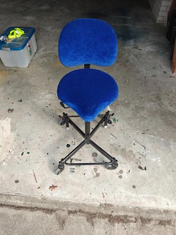 Ergonomisch kruk en stoel op wielen. beschikbaar voor biedingen