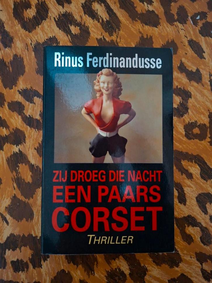 Zij Droeg Die Nacht Een Paars Corset - Rinus Ferdinandusse, Boeken, Thrillers, Gelezen, Nederland, Ophalen of Verzenden