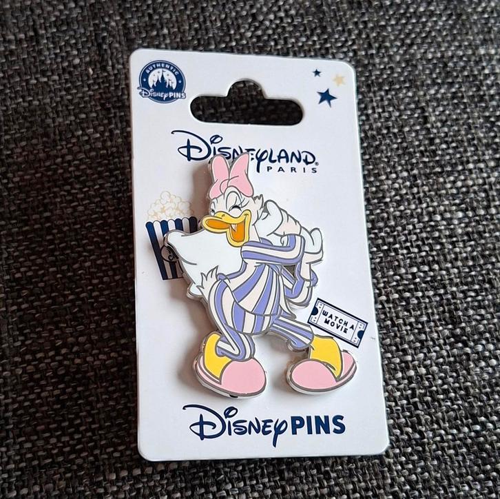 Katrien Duck pyjama pin - Disneyland Parijs (nieuw), Verzamelen, Speldjes, Pins en Buttons, Nieuw, Speldje of Pin, Ophalen of Verzenden