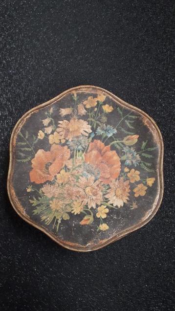 Blik met bloemen beschikbaar voor biedingen