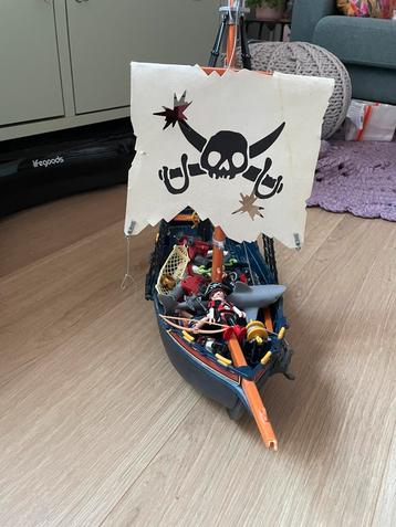 2 incomplete boten met veel piraten beschikbaar voor biedingen