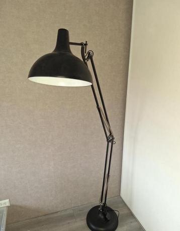 Vloerlamp zwart inclusief voetschakelaar hoogte 1.80 mtr beschikbaar voor biedingen