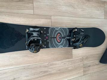 Snowboard met bindingen en tas beschikbaar voor biedingen