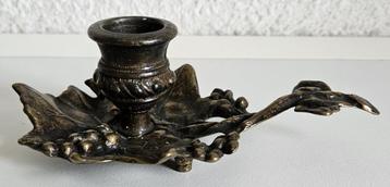 Zware kandelaar in de vorm van een blad beschikbaar voor biedingen