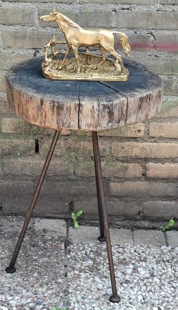 Bijzettafeltje/plantentafeltje. Ouderdoms patina.  57/40 cm. beschikbaar voor biedingen