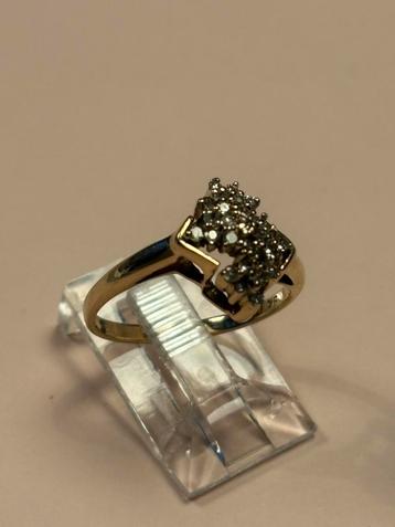 9 karaat gouden ring met diamantjes beschikbaar voor biedingen