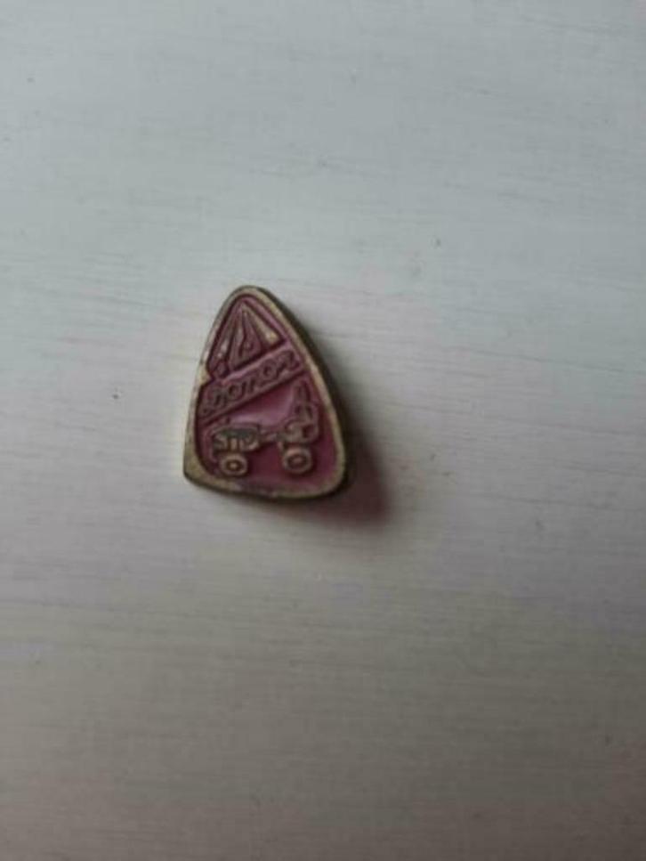 Oude Donor Rolschaats Wijnrode Broche Wijnrood, Verzamelen, Speldjes, Pins en Buttons, Gebruikt, Merk, Ophalen of Verzenden