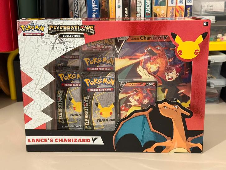 Lance's Charizard Collection Box Celebrations 25th Anniv., Hobby en Vrije tijd, Verzamelkaartspellen | Pokémon, Zo goed als nieuw