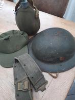 Oud  soldaten helm  fles en riem., Ophalen of Verzenden, Nederland, Helm of Baret