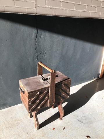 Vintage houten naaikistje beschikbaar voor biedingen