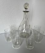 Antieke Karaf met ingeslepen bladmotief en glaasjes, Antiek en Kunst, Antiek | Glas en Kristal, Ophalen of Verzenden