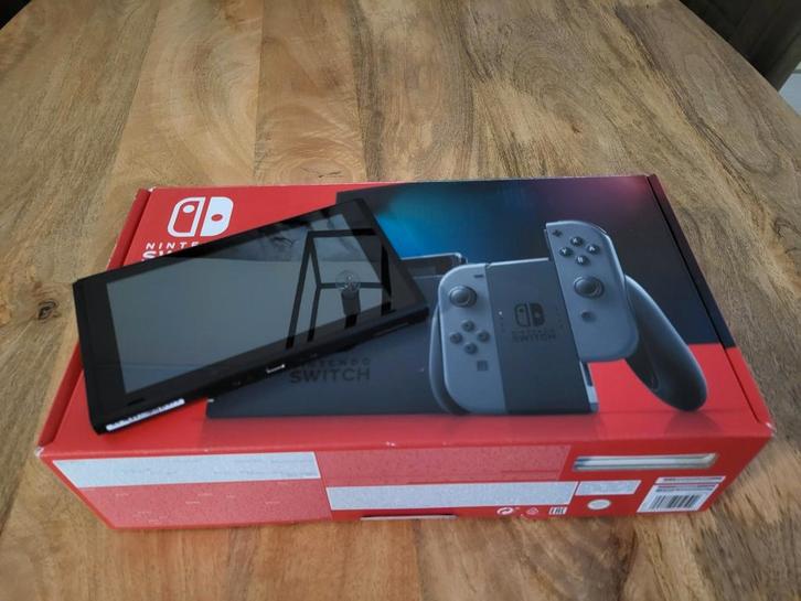 Nintendo Switch, Spelcomputers en Games, Spelcomputers | Nintendo Switch, Gebruikt, Switch Original, Met 2 controllers, Ophalen of Verzenden