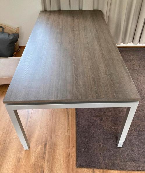 Donkerbruin bureau 1x2m op metalen onderstel, Huis en Inrichting, Bureaus, Gebruikt, Bureau, In hoogte verstelbaar, Ophalen