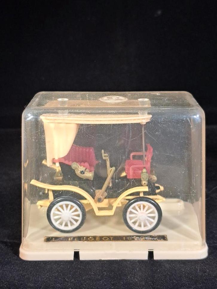 Peugeot 1890 Modelauto in Vitrine, Hobby en Vrije tijd, Modelauto's | 1:18, Zo goed als nieuw, Auto, Overige merken, Ophalen of Verzenden