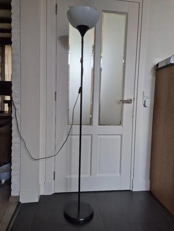 2 stuks staande lamp beschikbaar voor biedingen