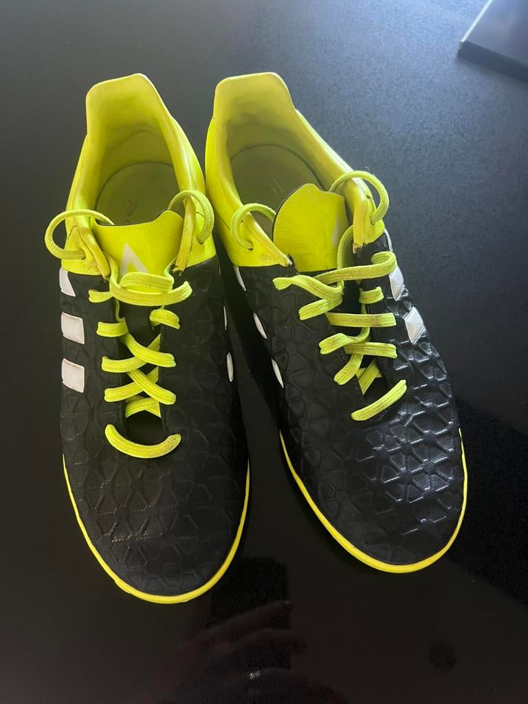 ADIDAS kunstgras voetbalschoenen schoenen maat 38 2/3, Gebruikt, Maat XS of kleiner, Schoenen, Ophalen of Verzenden
