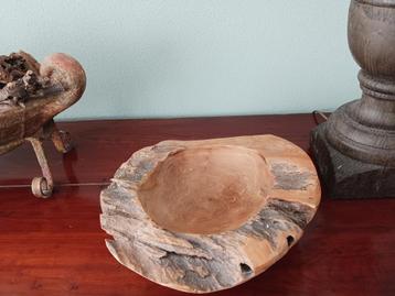 Gave decoratieve hardhouten schaal. beschikbaar voor biedingen