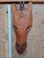 Houten giraffe masker, Ophalen