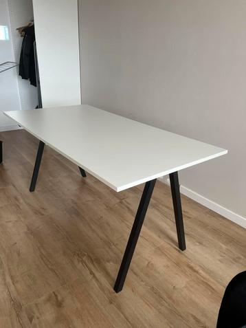 Mooie eettafel wit  160 x 80 zwart metalen poten beschikbaar voor biedingen