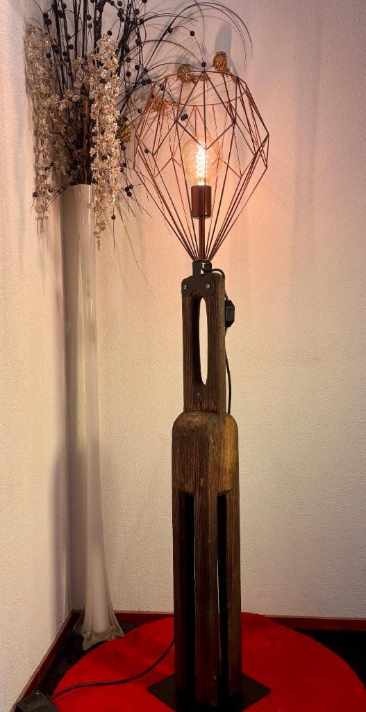 Vloerlamp "Wasstamper Brons", Huis en Inrichting, Lampen | Vloerlampen, Gebruikt, 100 tot 150 cm, Hout, Metaal, Overige materialen