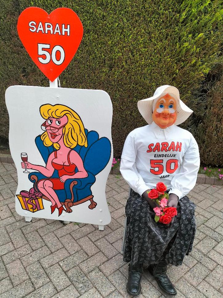 Sarah met cadeau en glaasje wijn tuin versier set 3 deel., Hobby en Vrije tijd, Feestartikelen | Verhuur, Nieuw, Abraham of Sarah