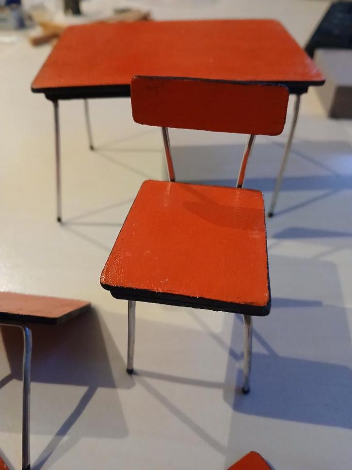 Vintage eetkamer set (tafel + 4 stoelen)maak  project 1:12, Verzamelen, Poppenhuizen en Toebehoren, Gebruikt, Decoratie, Ophalen of Verzenden