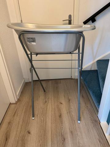 Baby badje met standaard beschikbaar voor biedingen