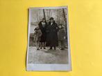 Antieke foto, opoe en moeder met dochters? 1930/1931., Ophalen of Verzenden, Voor 1940, Zo goed als nieuw, Kind