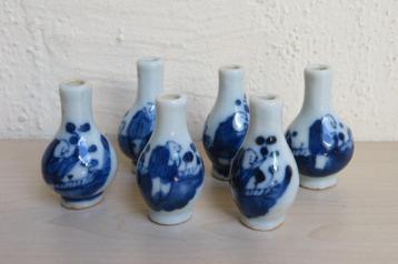 6 Minivaasjes met Japanse versiering beschikbaar voor biedingen