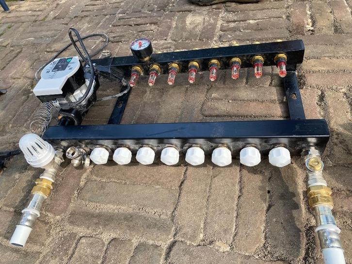 Vloerverwarmingsunit / verdeler met 8 groepen en pomp, Doe-het-zelf en Verbouw, Verwarming en Radiatoren, Zo goed als nieuw, Overige typen