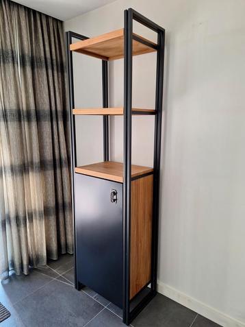 Industriele kast met zwart frame en teak houten planken  beschikbaar voor biedingen