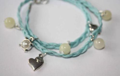 Gevlochten armband met gele jade en bedels, Sieraden, Tassen en Uiterlijk, Armbanden, Nieuw, Elastiek, Blauw, Ophalen of Verzenden