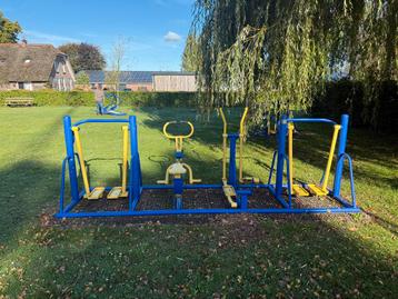 Diverse fitness apparaten geschikt voor buiten beschikbaar voor biedingen