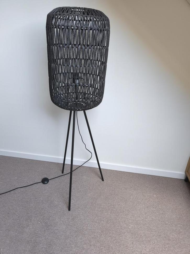 Vloerlamp Rami Zwart, Huis en Inrichting, Lampen | Vloerlampen, Zo goed als nieuw, 150 tot 200 cm, Ophalen
