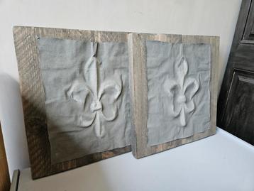 Twee houten wandpanelen met kalkdoek beschikbaar voor biedingen