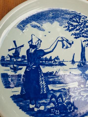 Delfts aardewerk: Sierbordje Vrouw met zakdoek beschikbaar voor biedingen