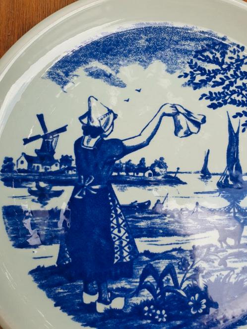 Delfts aardewerk: Sierbordje Vrouw met zakdoek, Antiek en Kunst, Antiek | Keramiek en Aardewerk, Ophalen of Verzenden