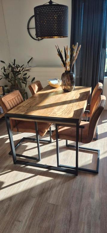 Tafel + 4 stoelen Industriële look Britt & Cielo beschikbaar voor biedingen