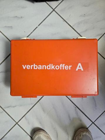 Grote kunststof verbandkoffer incl. muurbeugel. beschikbaar voor biedingen