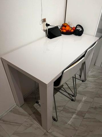 Hoogglans Witte Bartafel met 4 Stoelen beschikbaar voor biedingen