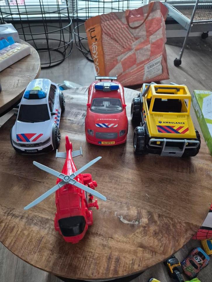 Te koop leuke auto's en helikopter hulpdiensten, Kinderen en Baby's, Speelgoed | Speelgoedvoertuigen, Zo goed als nieuw, Ophalen of Verzenden