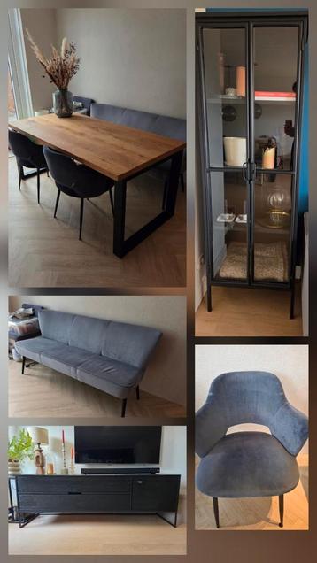 Houten tafel, twee stoelen, eetbank, servieskast en tvmeubel beschikbaar voor biedingen