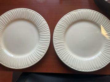GIEN PLISSÉ / 2 dinerborden als nieuw /roomwit beschikbaar voor biedingen
